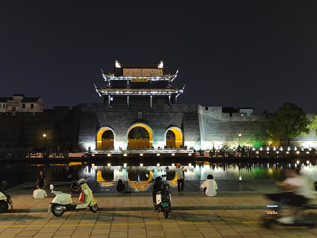 从苏州站南广场看平门