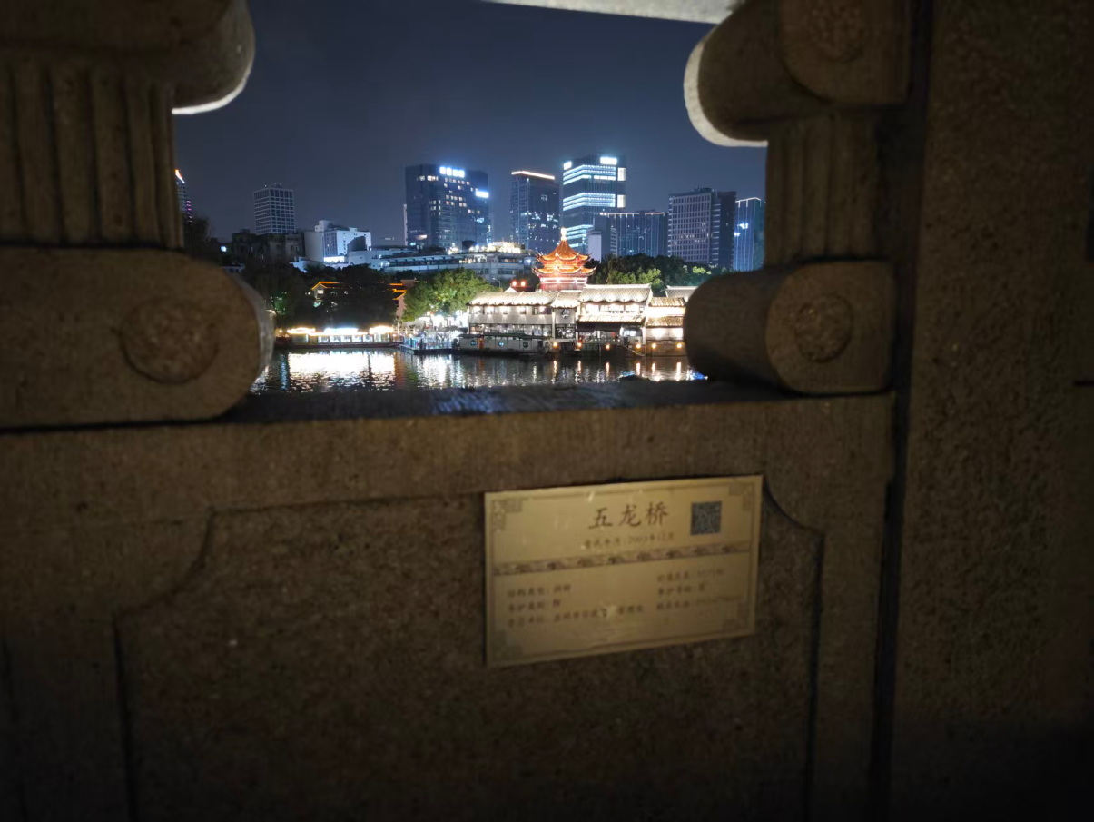 照片上有个楼的招牌是绣娘丝绸,之前来的时候对这个高楼印象深刻