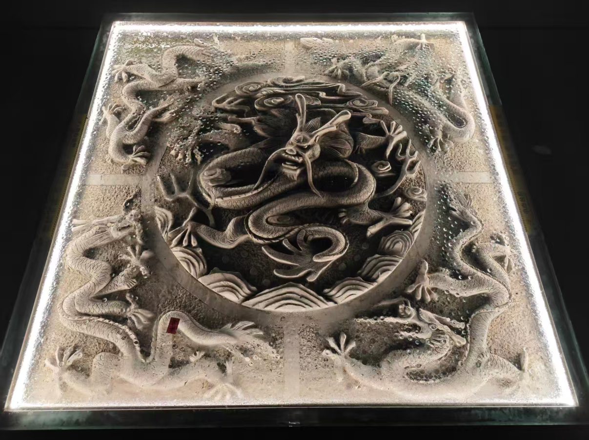 五龙桥上有一块浮雕,上面有五条龙,旁边有标识说不让踩,我看见有人踩了,浮雕没被踩坏。这块浮雕上的玻璃可以踩,一般人踩不坏,可放心踩