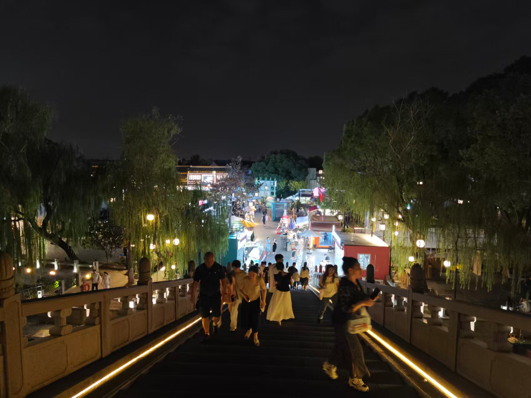 在五龙桥上拍的,我感觉下面可以通到山塘街,我没有走这条路,我回去时走了上桥时的路