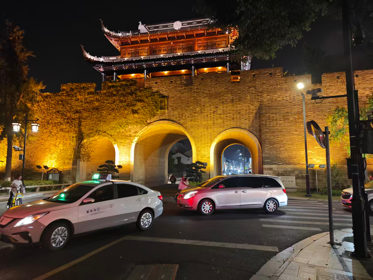 果然,随手一拍就有亮点,这大哥这电车是怎么骑的?可以教教我吗