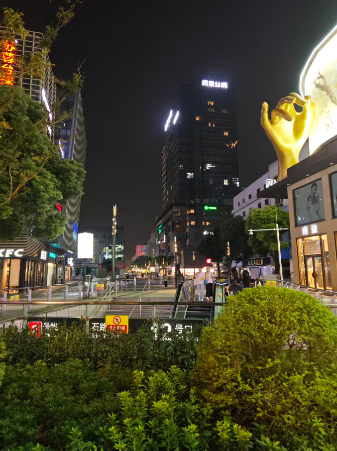 石路站12号地铁口,前面楼上的大招牌绣娘丝绸让我印象深刻