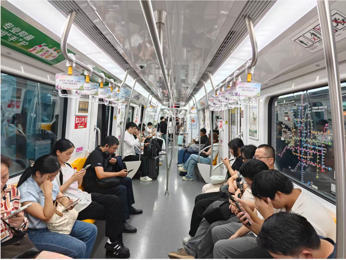 现在已经晚上10点多了,竟然还有这么多人